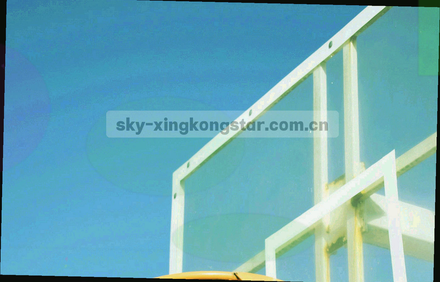 深蓝夜空下的城市高楼群剪影与零星窗光，没有可识别地标